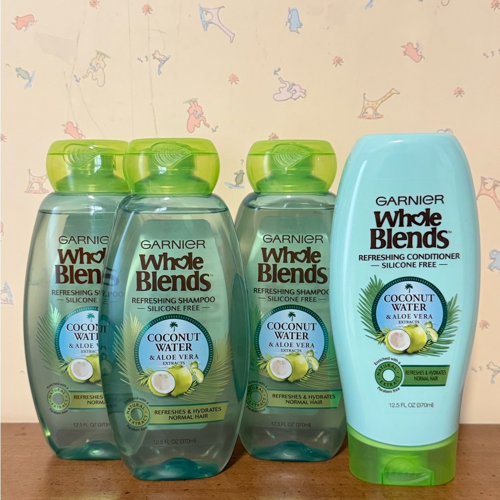 Garnier Whole Blends Coconut Water & Aloe Vera Refreshing Set